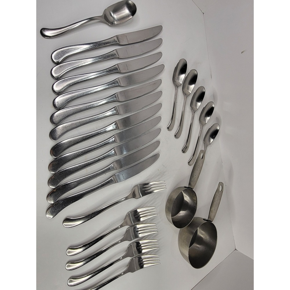 Oneida 18/10 Stainless Steel Flatware Set of 22 with 2 Measuring Cups - 24 piece